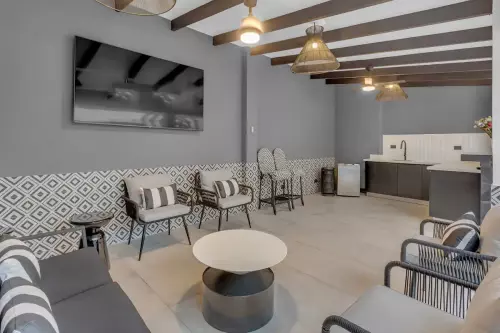 Black & White Villa